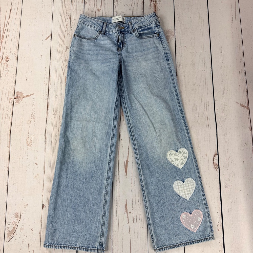 Abercrombie Kids Low Rise Baggy Jeans Light Wash Heart Patches Size 9/10 Long